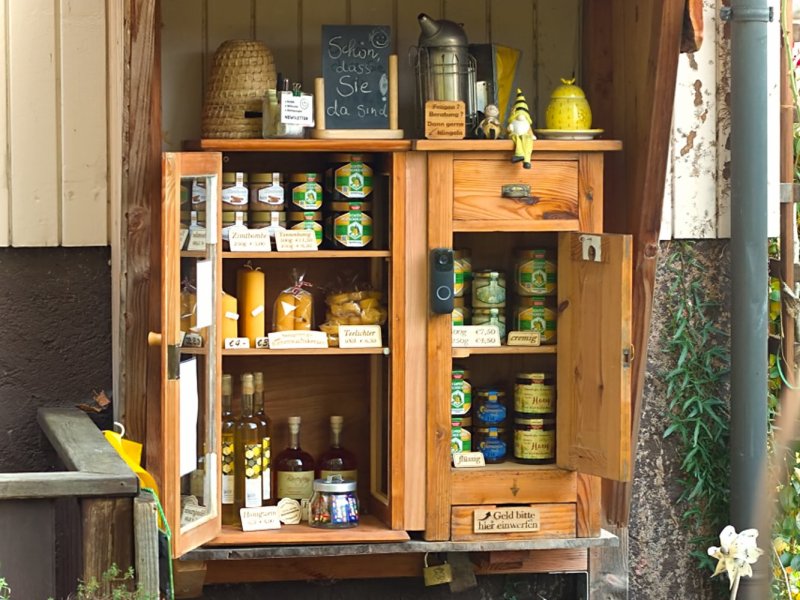 Unser Honigschränkchen ist gewachsen